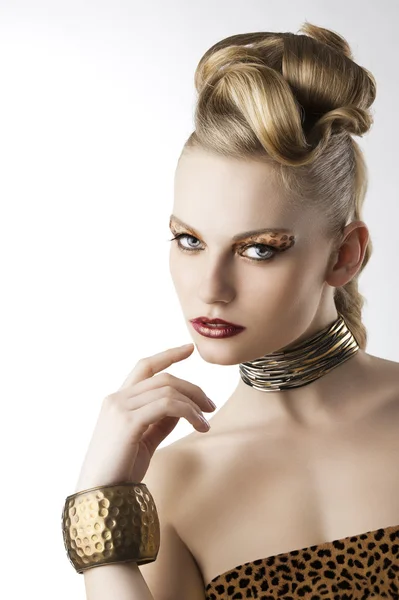 Девушка из моды с леопардовым макияжем с рукой рядом с лицом — стоковое фото