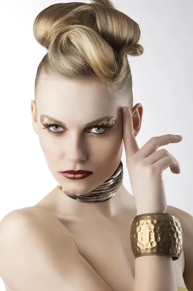 Móda dívka s leopard make-up s prstem v blízkosti obličeje — Stock fotografie