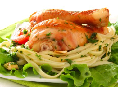 kızarmış tavuk drumsticks spagetti ile