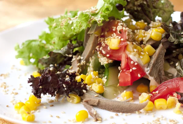 Салат с овощами и мясом — стоковое фото