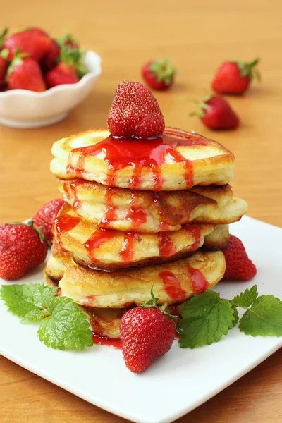 Panquecas com morangos e compota — Fotografia de Stock