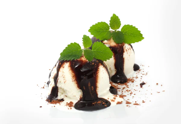 Vaniljglass med chokladtopping — Stockfoto