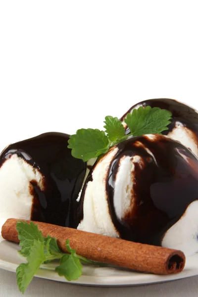 Helado de vainilla con cobertura de chocolate — Foto de Stock