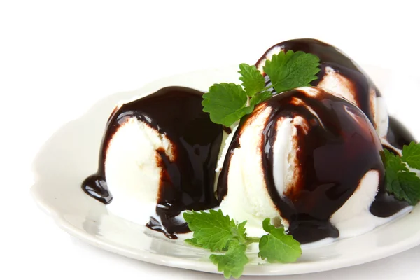 Vanilková zmrzlina s čokoládovou polevou — Stock fotografie