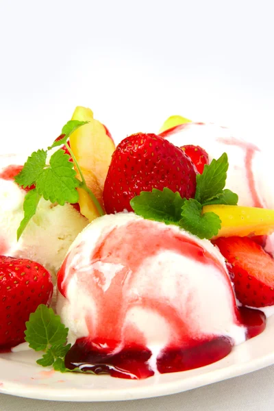 Meyve dondurma çilek ile — Stok fotoğraf