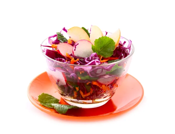 Ensalada vegetariana fresca con col roja — Foto de Stock