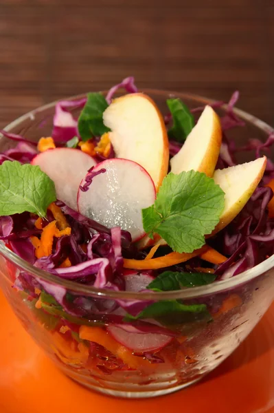 Egészséges vegetáriánus saláta vörös káposzta — Stock Fotó