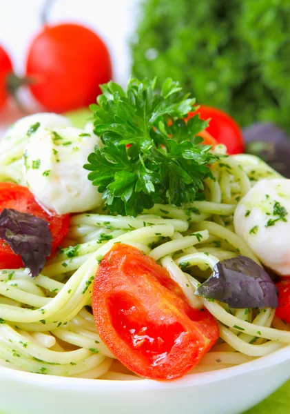 Espaguetis con salsa de pesto, tomate cherry y mozzarella — Foto de Stock