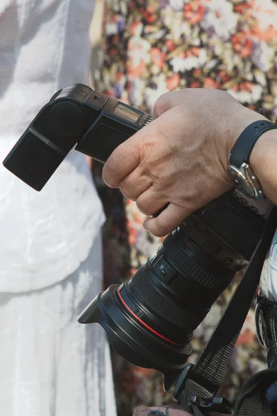 Fotógrafo segurando uma câmera — Fotografia de Stock