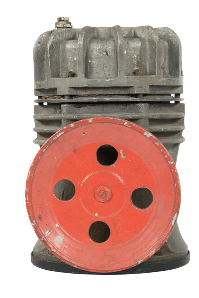 Старый воздушный компрессор с шкивом (изолирован ) — стоковое фото