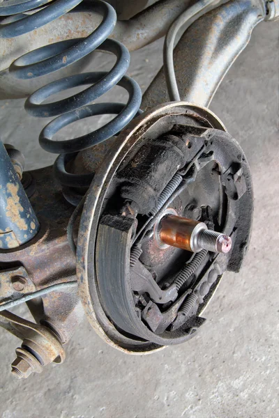 Vieux plaquettes de frein et tambour de frein cylindre — Photo