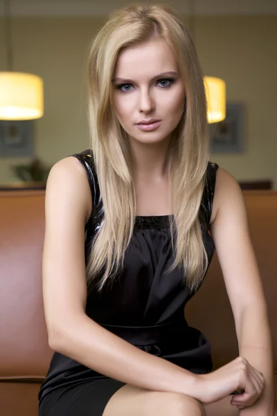 Blonde Frau im schwarzen Kleid — Stockfoto