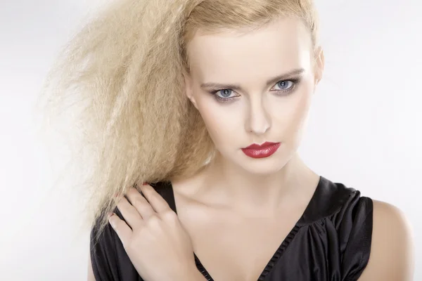 Junge hübsche Frau mit schönen blonden Haaren — Stockfoto