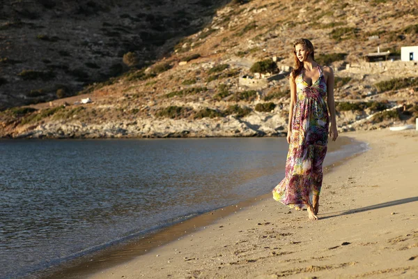 Belle femme brune en robe d'été romantique — Photo