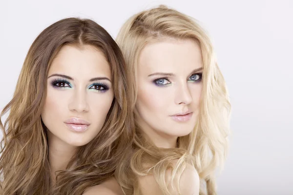 Twee meisje vrienden - blond en brunette — Stockfoto