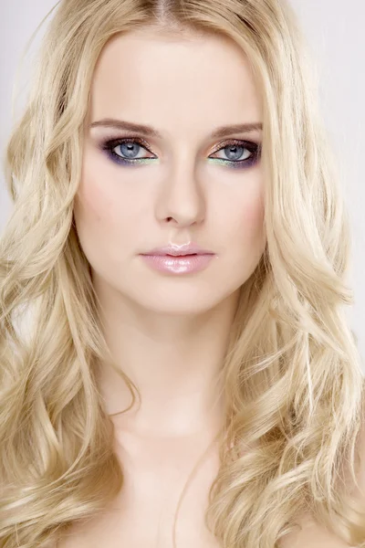 Młoda ładna kobieta z piękne blond włosy — Zdjęcie stockowe
