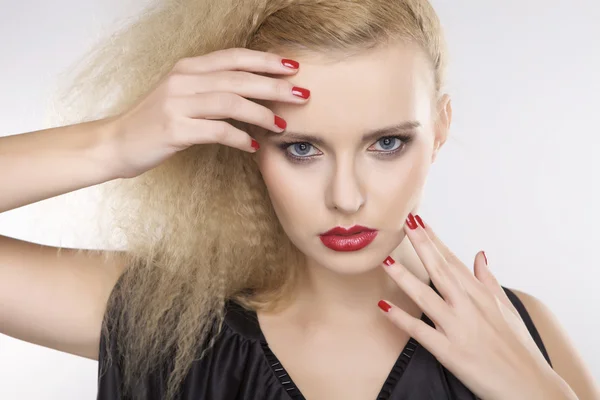 Junge hübsche Frau mit schönen blonden Haaren — Stockfoto