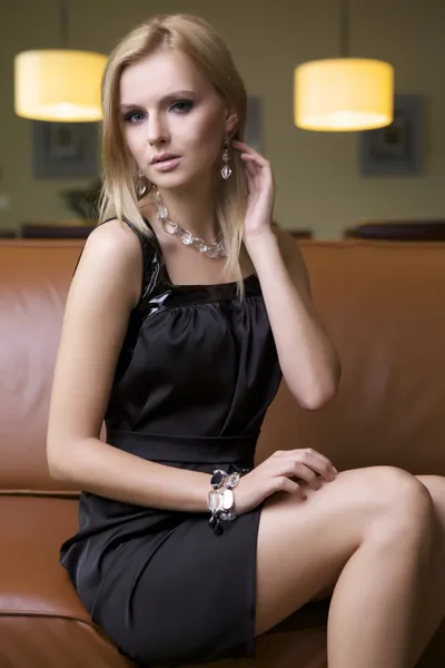 Blondýny žena v černých šatech — Stock fotografie