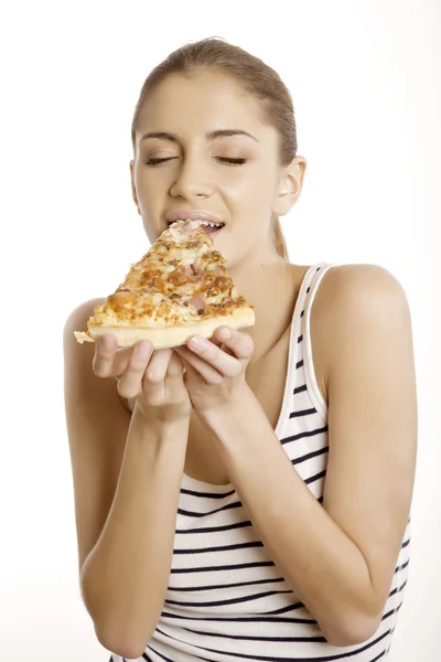 Junge schöne Frau isst Pizza — Stockfoto
