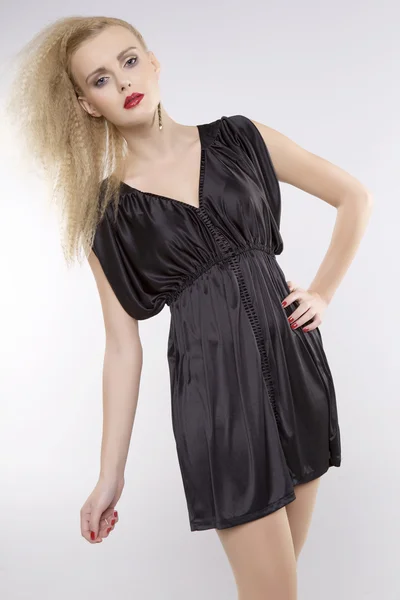 Mujer bonita joven con hermosos pelos rubios en vestido negro —  Fotos de Stock