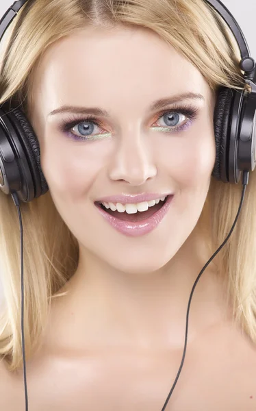 Piękna dziewczyna jest do słuchania muzyki — Zdjęcie stockowe