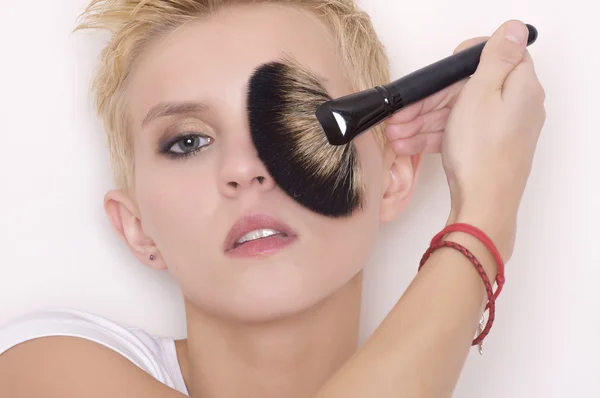 Make-up artist in possesso di pennelli — Foto Stock