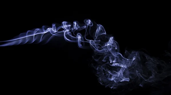 검은 배경에서의 노골적 인 연기. — 스톡 사진