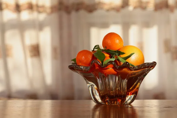 Стеклянная ваза с цитрусовыми . — стоковое фото