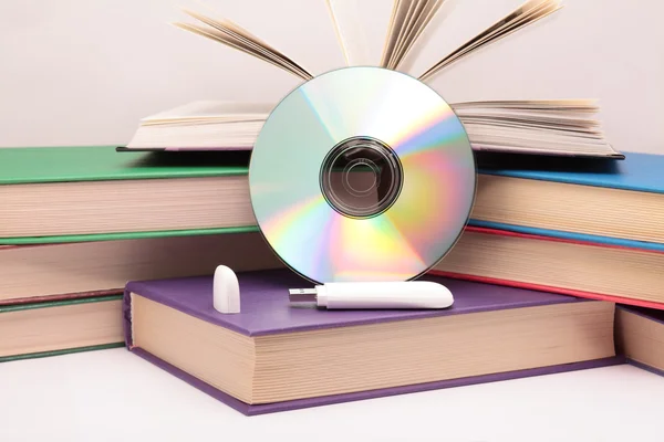 Books, flash drive and CD. — Stock Photo, Image