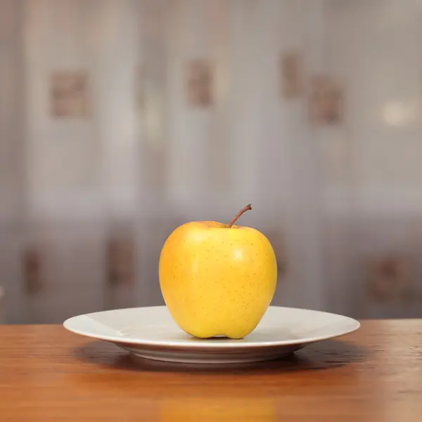 Желтое яблоко . — стоковое фото