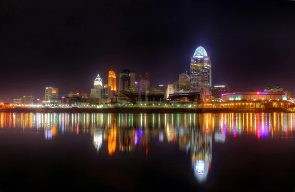 Éjszakai látképe, Cincinnati, Ohio, szerkesztői — Stock Fotó