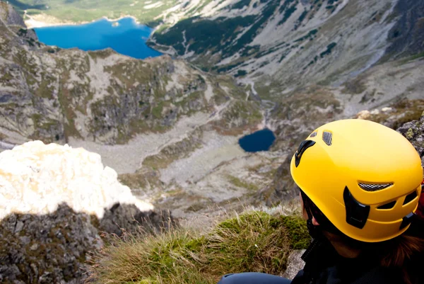 Ορειβάτης με κράνος κοιτάζοντας tatra κοιλάδα — Φωτογραφία Αρχείου