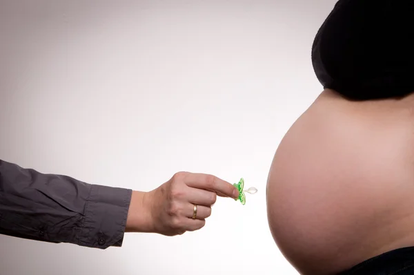 Mulher grávida barriga com manequim — Fotografia de Stock