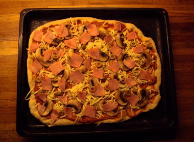 jambon, champignon ve zeytin pizza