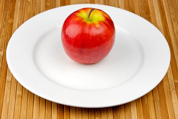 Manzana en plato — Foto de Stock