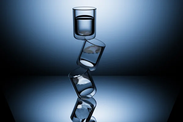 sihirli bardak su diğer camları koyu mavi zemin üzerine standı