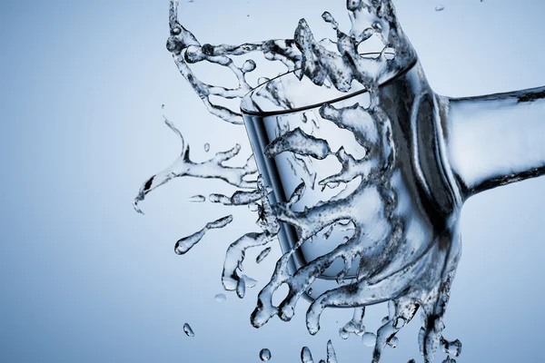 Cam altında Su damlacıkları ve mavi zemin üzerine buz küpleri