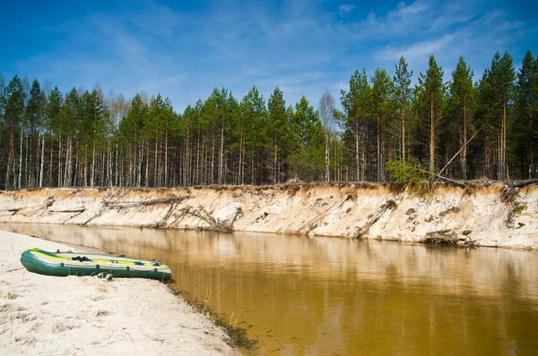nehir kıyısında sandal ormanın derinliklerinde