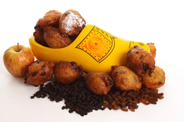 Голландские пончики под названием Oliebollen — стоковое фото
