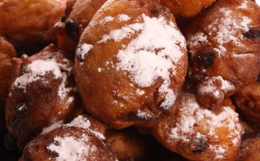 Hollandalı donuts oliebollen denir