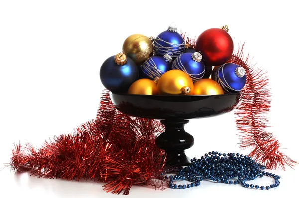 Рождественские шары на блюде — стоковое фото