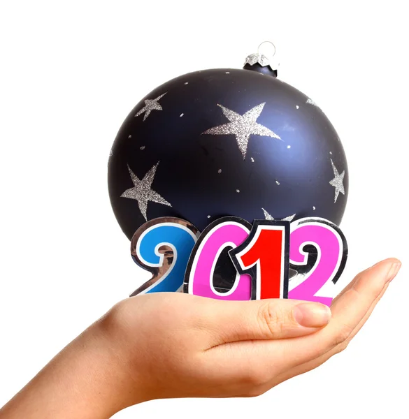 Neues Jahr 2012 und eine Christbaumkugel in der Hand — Stockfoto