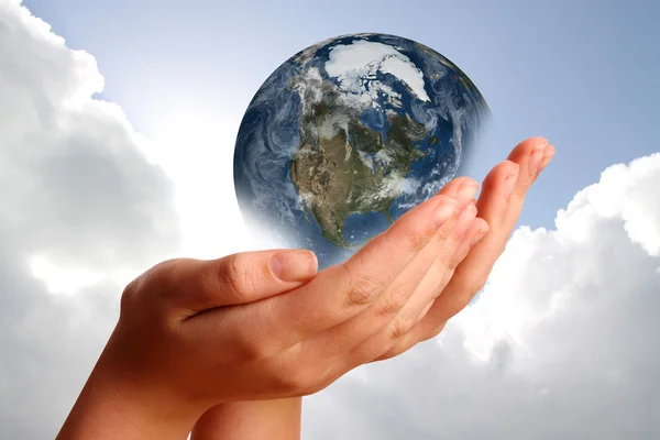 Two hands holding the earth — Stock Photo, Image