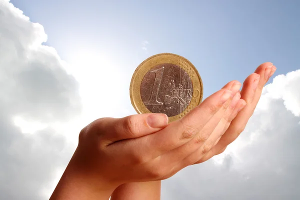 Dwie ręce trzymając monety euro — Zdjęcie stockowe