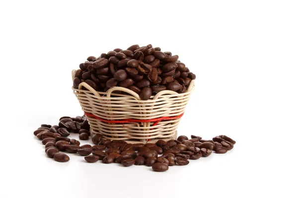 Korb mit Kaffeebohnen — Stockfoto