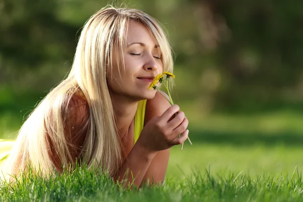 Desfrutando ao ar livre com flores — Fotografia de Stock