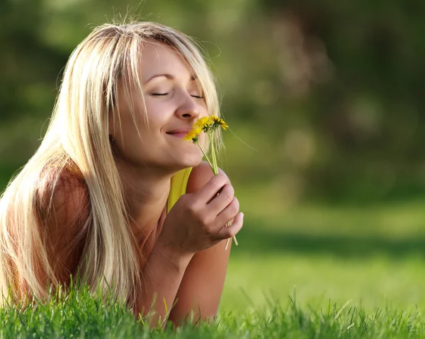Disfrutando al aire libre con flores — Foto de Stock