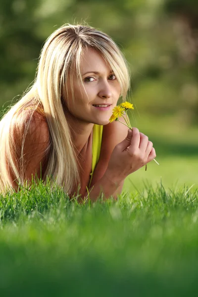 Enjoying outdoors with flowers — Stock Photo, Image