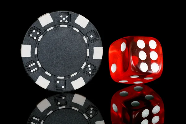 黑色扑克芯片的骰子 — 图库照片