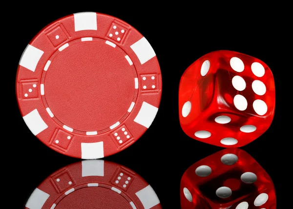 Jeton de poker rouge avec des dés — Photo